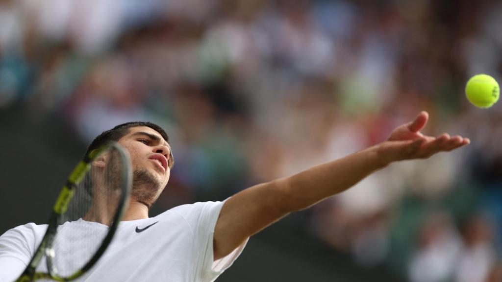 Carlos Alcaraz hace un saque.