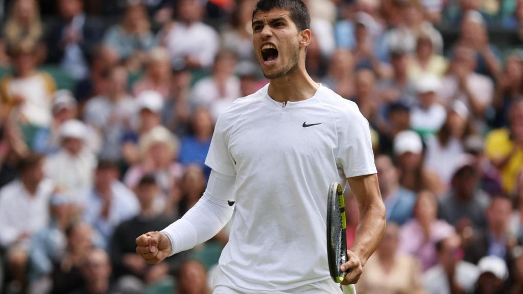 Carlos Alcaraz celebra.