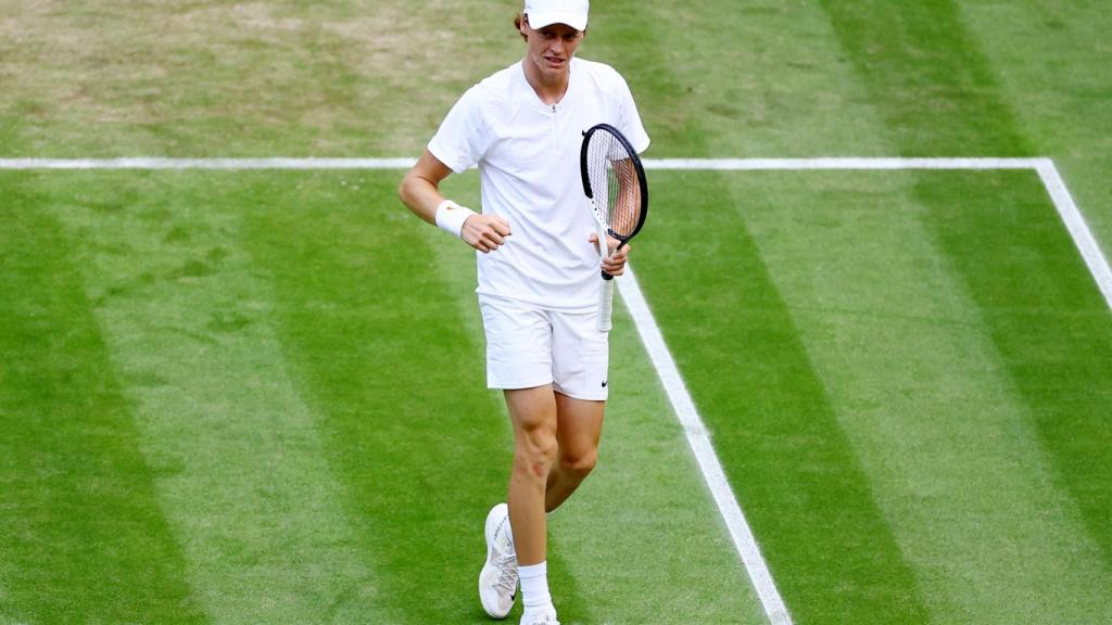 Jannik Sinner con su raqueta en la mano.
