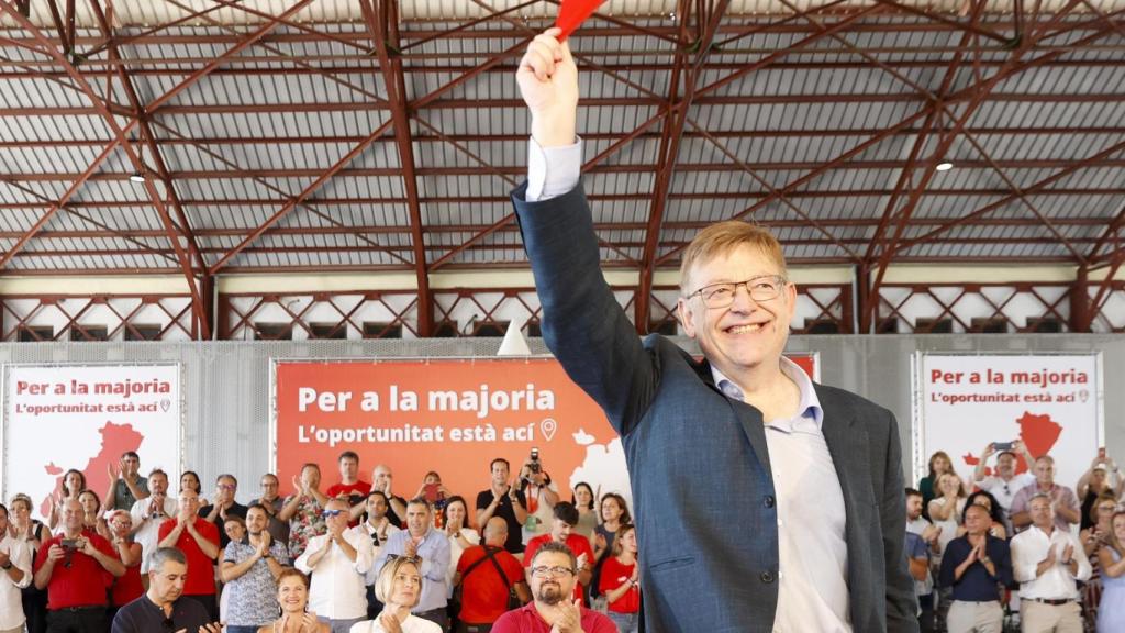 El secretario general del partido y president de la Generalitat, Ximo Puig, saluda a los asistentes a la celebración del Día de la Rosa.