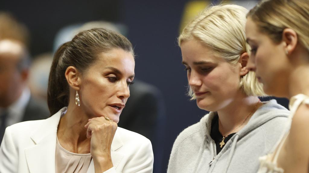 La reina Letizia junto a Finnegan y Maisy Biden, nietas de Joe y Jill Biden, en Madrid.