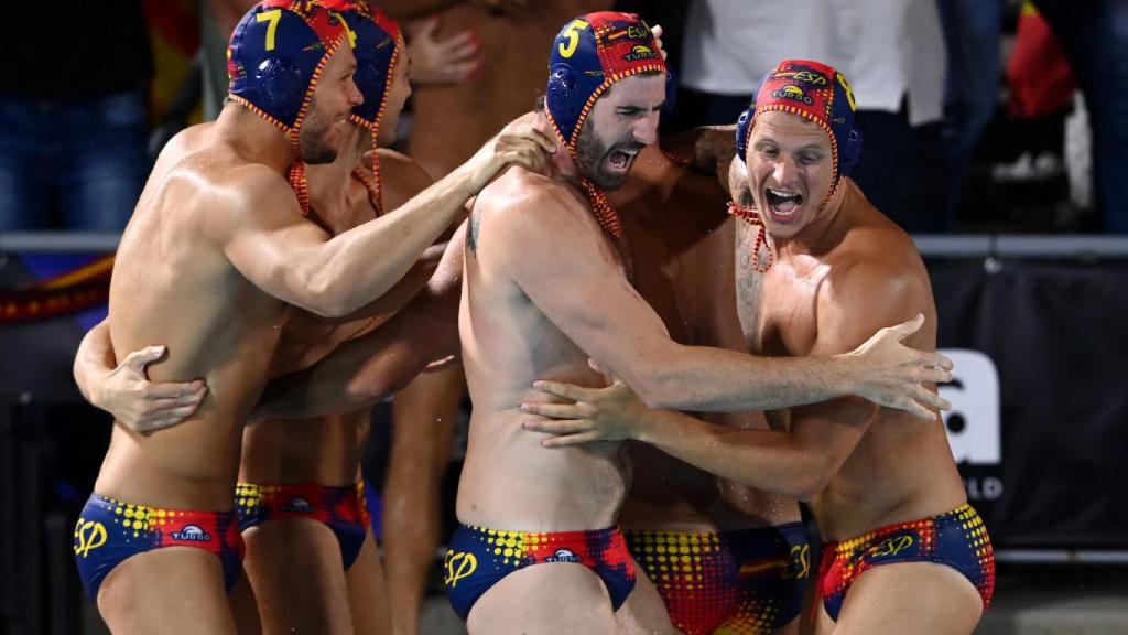 Los jugadores de España celebran el triunfo en el Mundial.