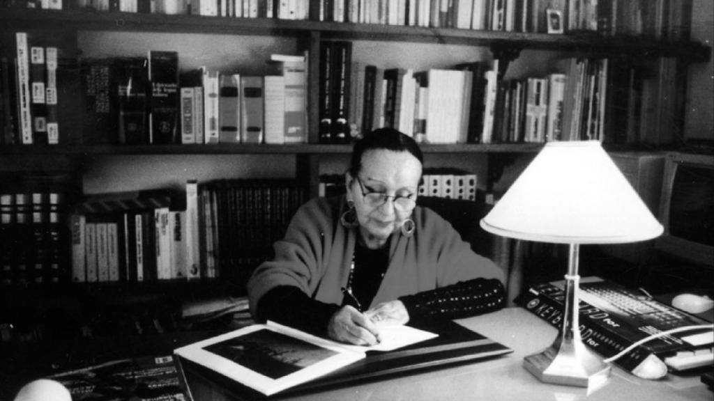 En la imagen,  Dolores Olmedo revisando papeles, siempre lúcida, enérgica y al día.