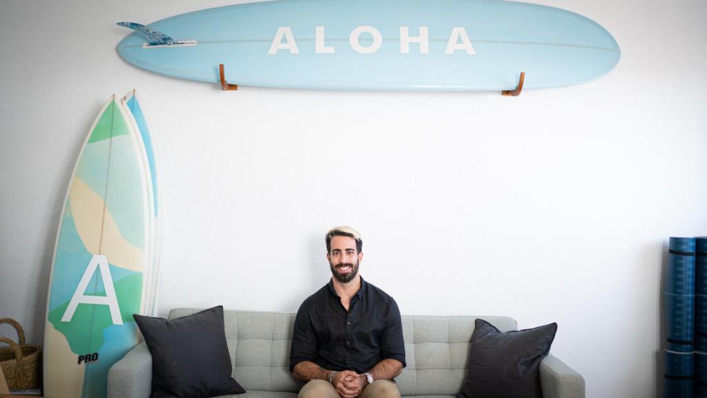 Guillermo Fuente, sentado en unos de los locales decorados con motivos surferos.
