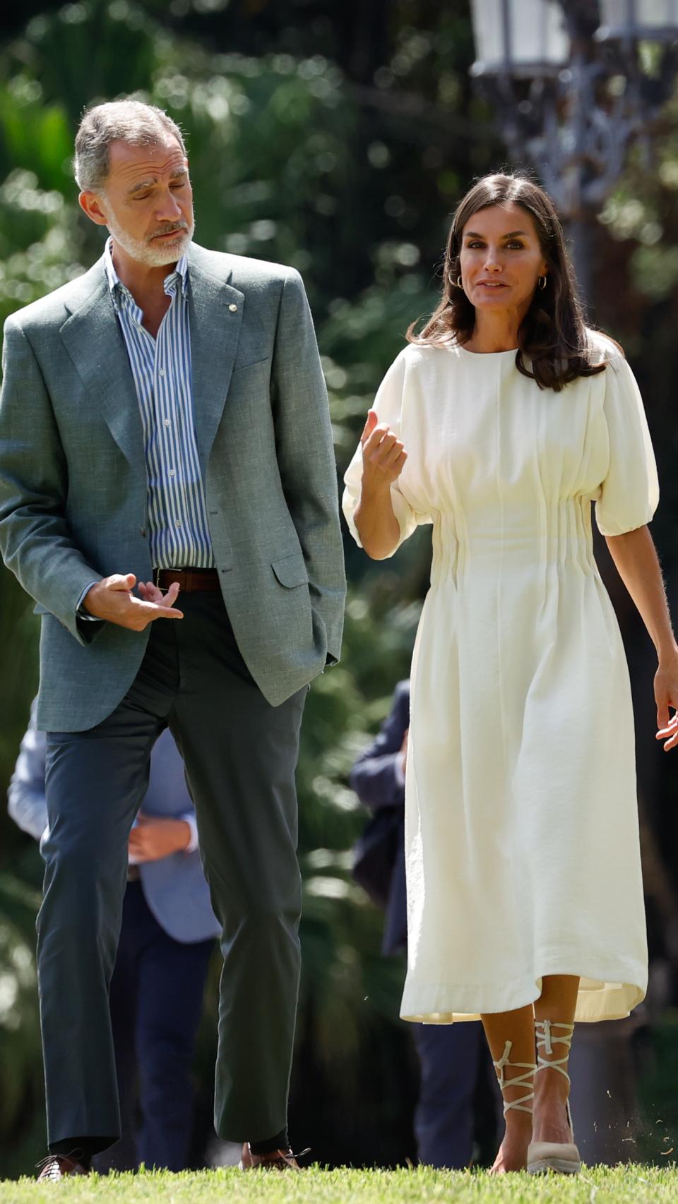 La reina Letizia con alpargatas, su zapato preferido para el verano.