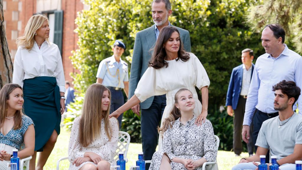 Los Reyes con la infanta Sofía y la princesa Leonor, en un taller impartido en el Palacete Albéniz.