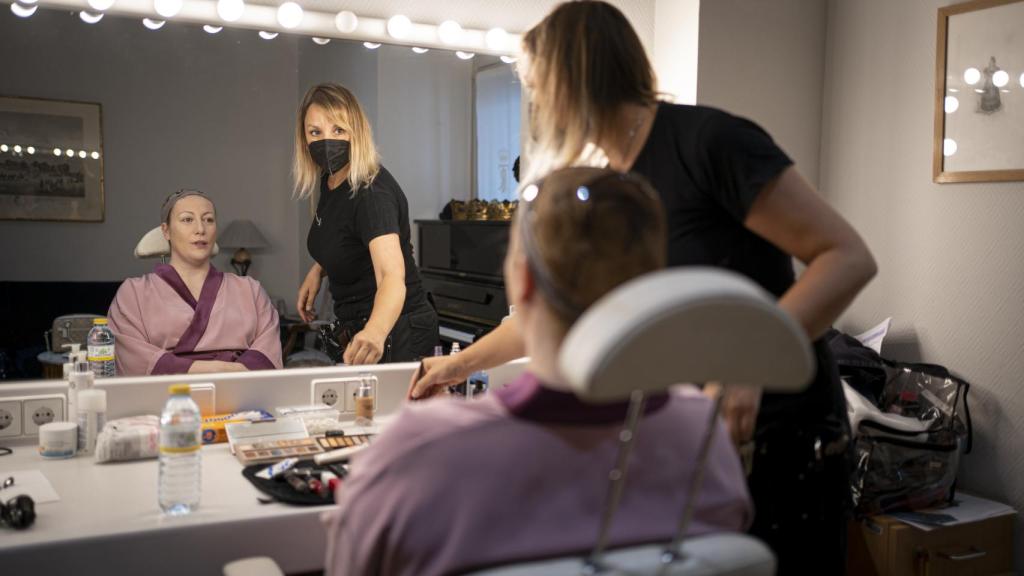 Saoia Hernández junto a su maquilladora, preparándose para salir al escenario.
