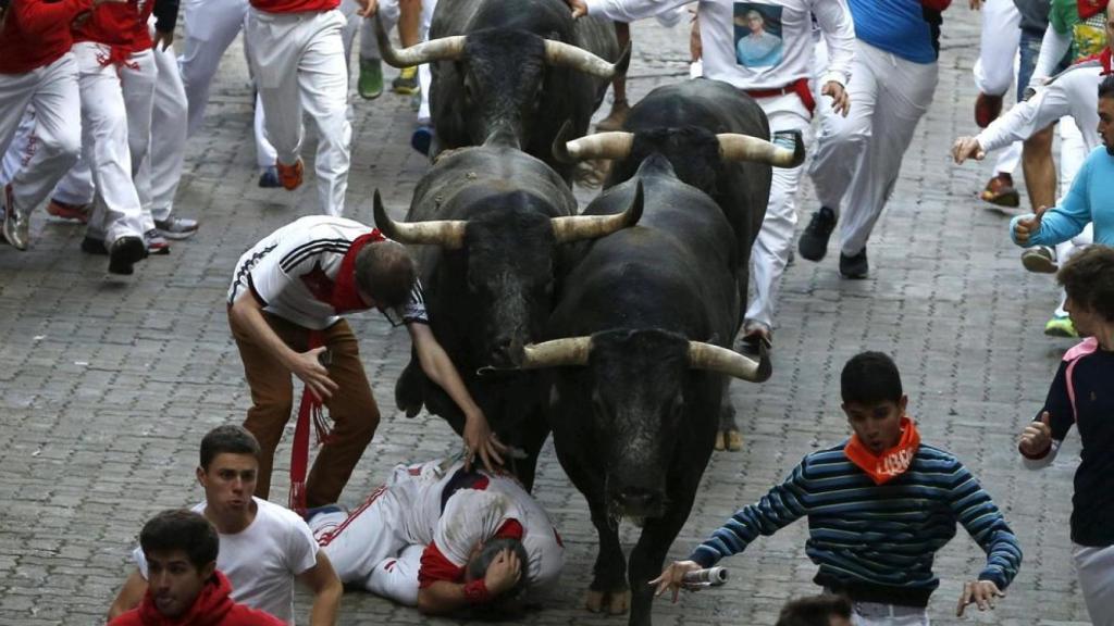 Corredores durante un encierro de San Fermín.