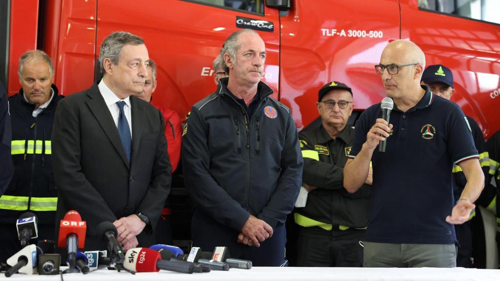 El primer ministro italiano, Mario Draghi, el presidente de la región del Véneto, Luca Zaia, y el jefe del Departamento de Protección Civil, Fabrizio Curcio, visitan la base de operaciones para las labores de rescate tras una avalancha en la montaña de la Marmolada, en Canazei (Italia).