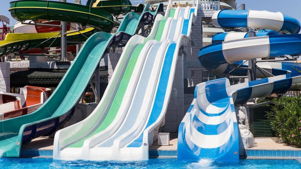 Varios toboganes de un parque acuático.