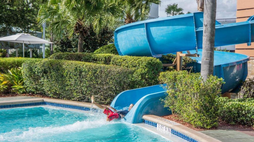 Un niño disfruta de un tobogán en un parque acuático.
