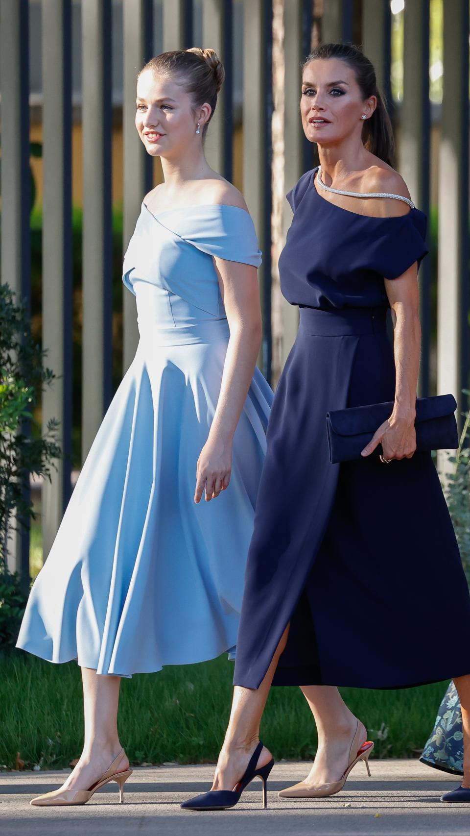 Letizia ha combinado el vestido con zapatos destalonados y cartera de mano a juego.