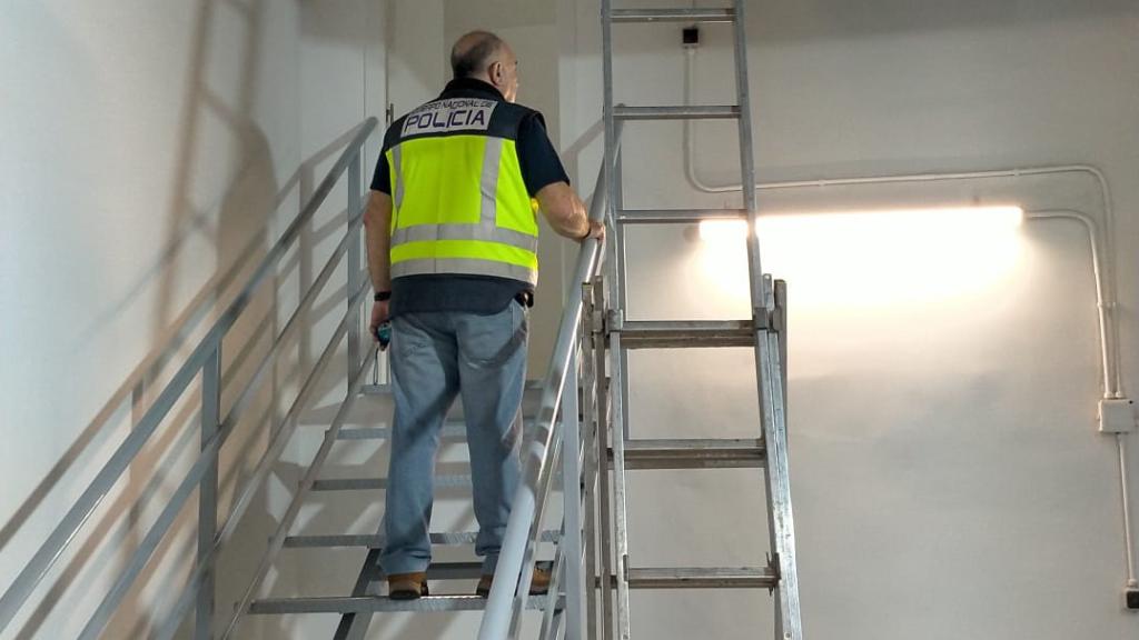 Un agente de la Policía Nacional, en el lugar donde se produjo el suceso.