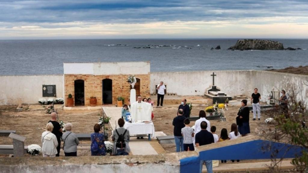 La celebración del Día de Todos los Santos de 2021 en el cementerio de Tabarca.