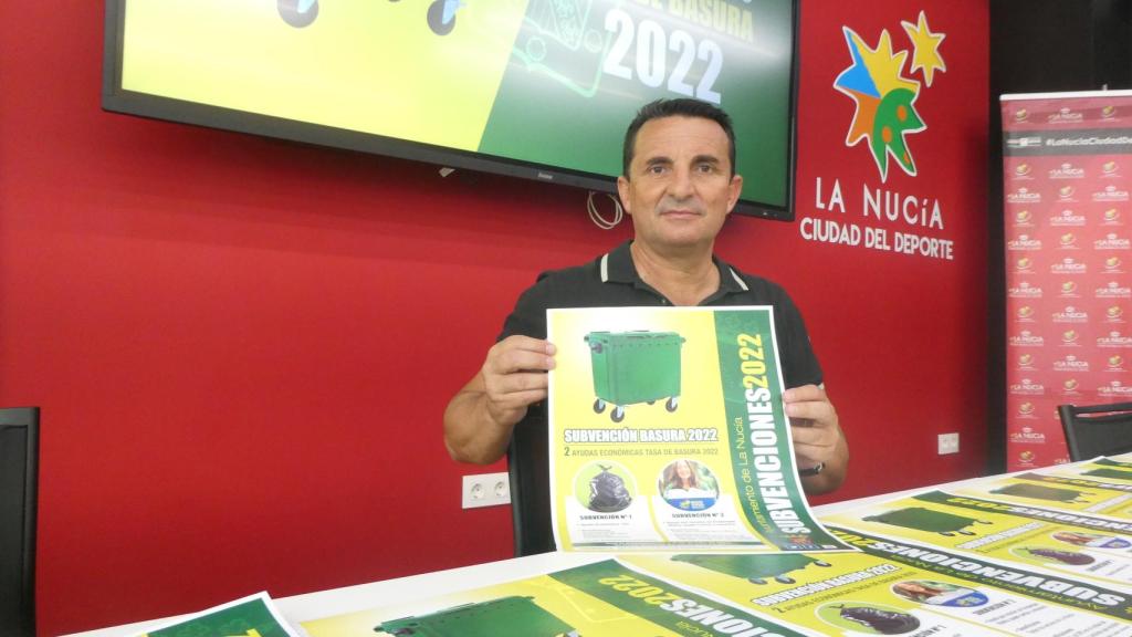 El alcalde, Bernabé Cano, con la información de las ayudas.