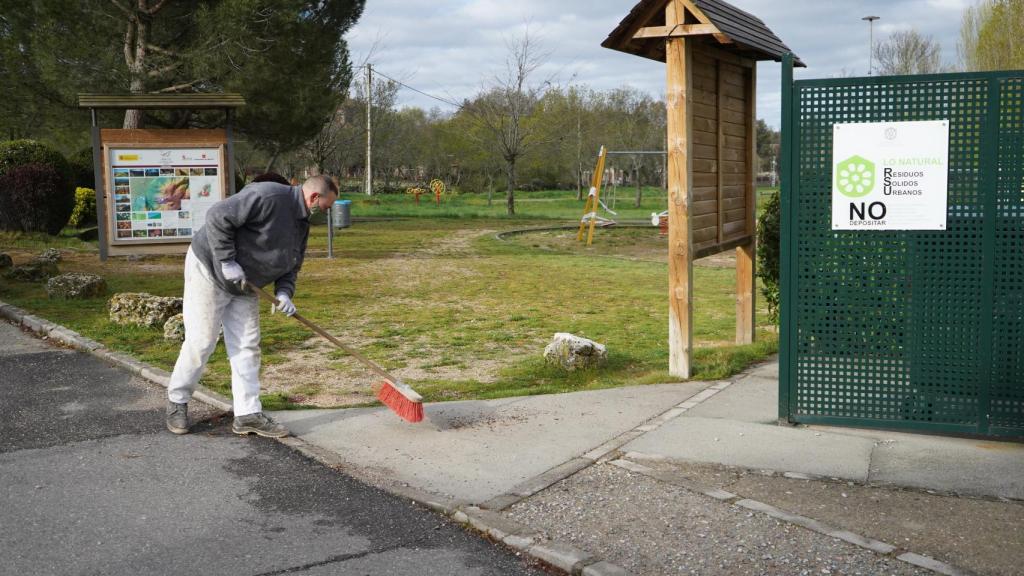 Un empleado trabaja en el medio rural