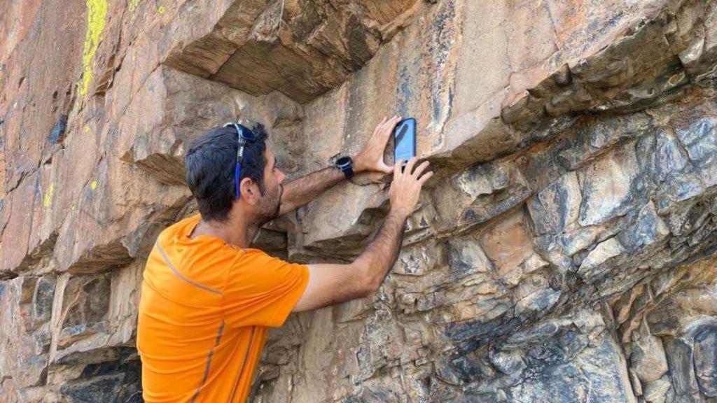 El investigador Javier Fernández Lozano haciendo fotografías de descubrimiento