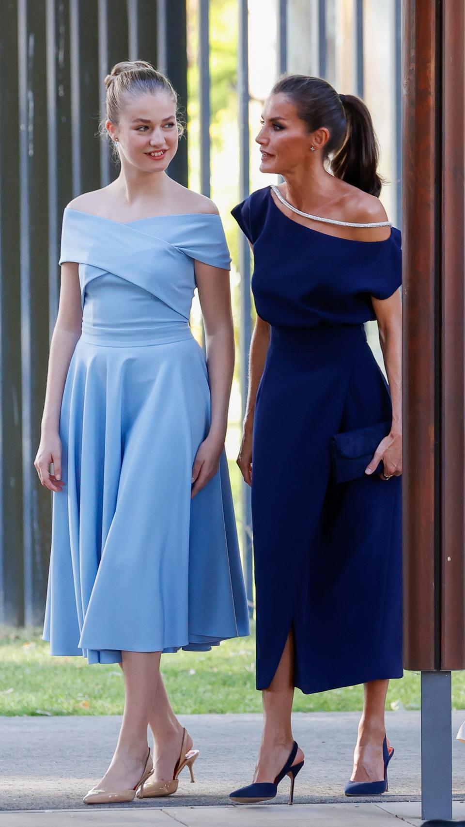 La princesa Leonor junto a su madre, la reina Letizia.