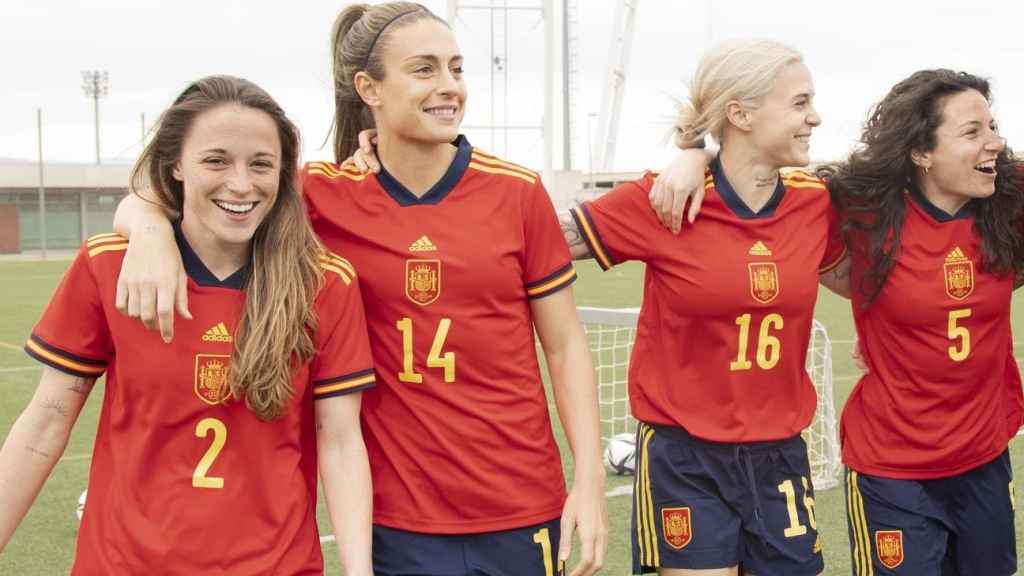 Ona Batlle, Alexia Putellas, Mapi León, Ivana Andrés y Jenni Hermoso, con la camiseta de la selección española de fútbol femenino