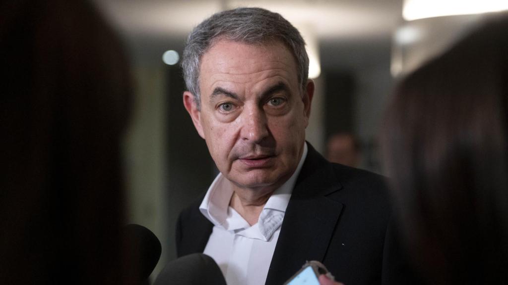 El expresidente del Gobierno, José Luis Rodríguez Zapatero, este lunes a su llegada a la jornada ‘sobre la visibilidad y el liderazgo LGTBI’, en el Congreso.