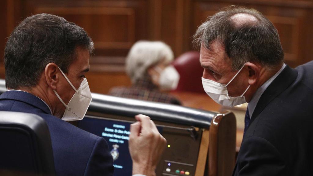 El presidente del Gobierno, Pedro Sánchez (i), y el secretario general del PCE, Enrique Santiago (d).