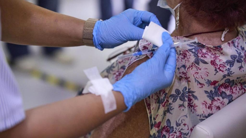 Imagen de archivo de una mujer mayor siendo vacunada contra la Covid.