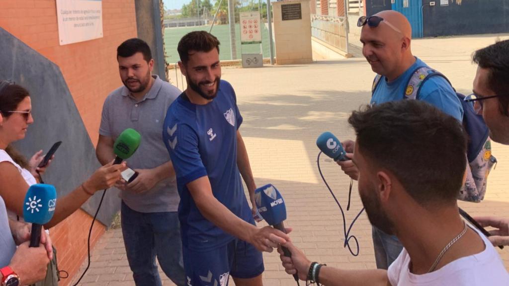 Luis Muñoz atiende a los medios de comunicación.