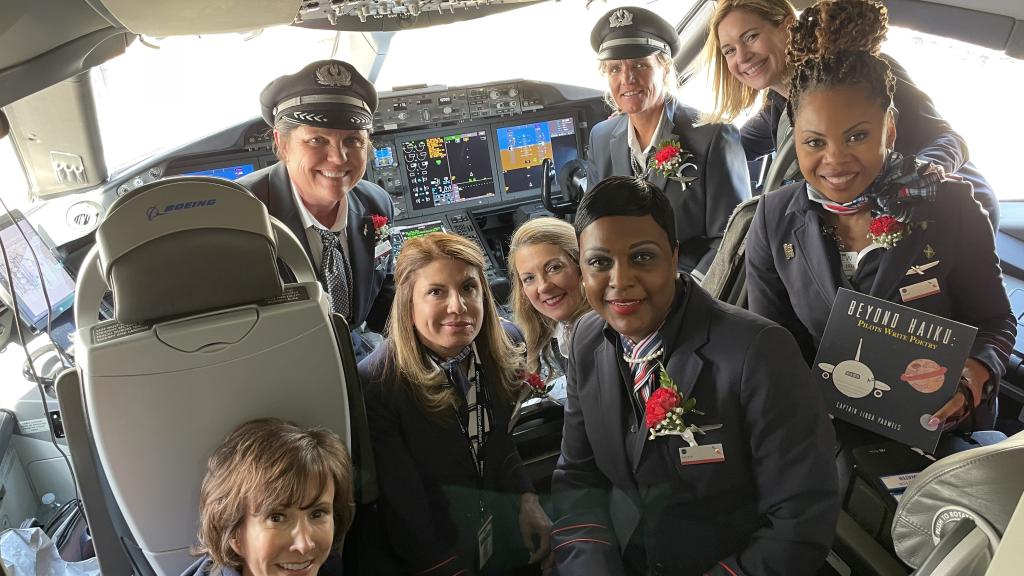 Mujeres piloto que escriben poesía.