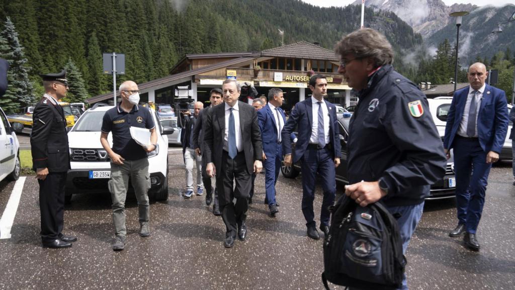 El primer ministro italiano, Mario Draghi visita la base de operaciones para las labores de rescate tras una avalancha en la montaña de la Marmolada, en Canazei (Italia).