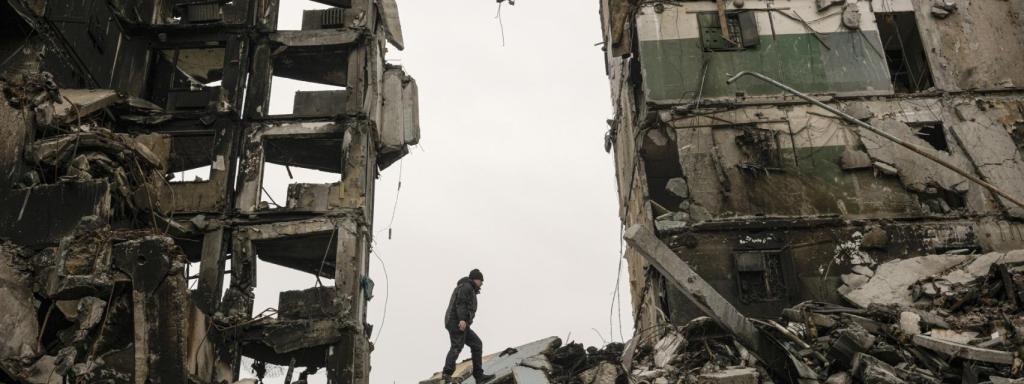 Un residente busca pertenencias en un edificio de apartamentos destruido en Borodyank.