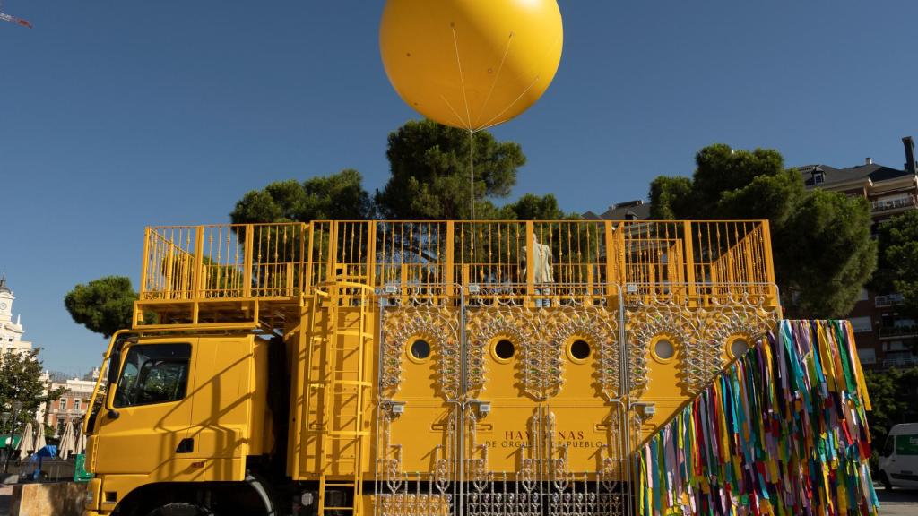 Sol, un camión del Dakar que “sale del armario”  para convertirse en carroza del orgullo