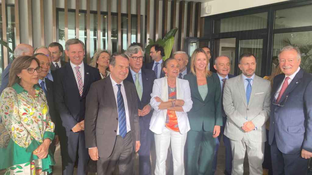 Fotografía posterior al momento de tensión vivido entre la delegada de la Xunta en Vigo, Marta Fernández Tapias, y Carmela Silva.