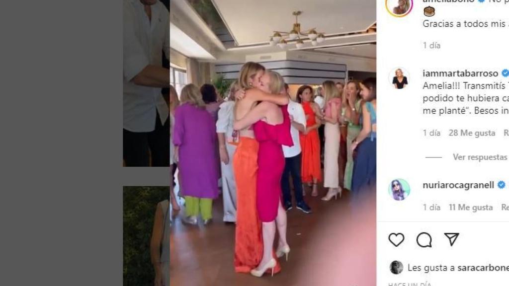 Amelia Bono abrazada a su madre durante la fiesta de cumpleaños.