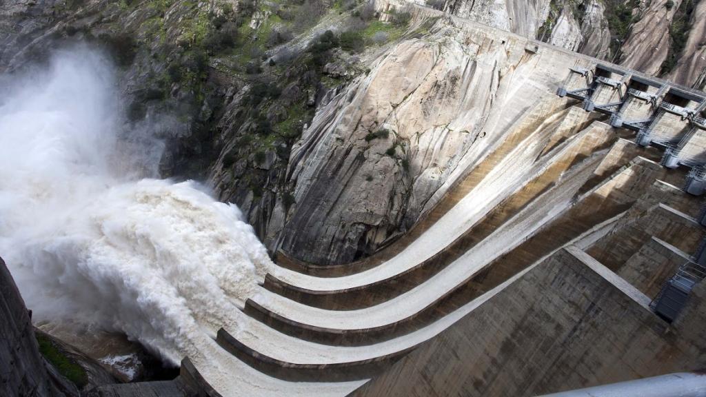 Desagüe en el presa de Aldeadávila ante una crecida