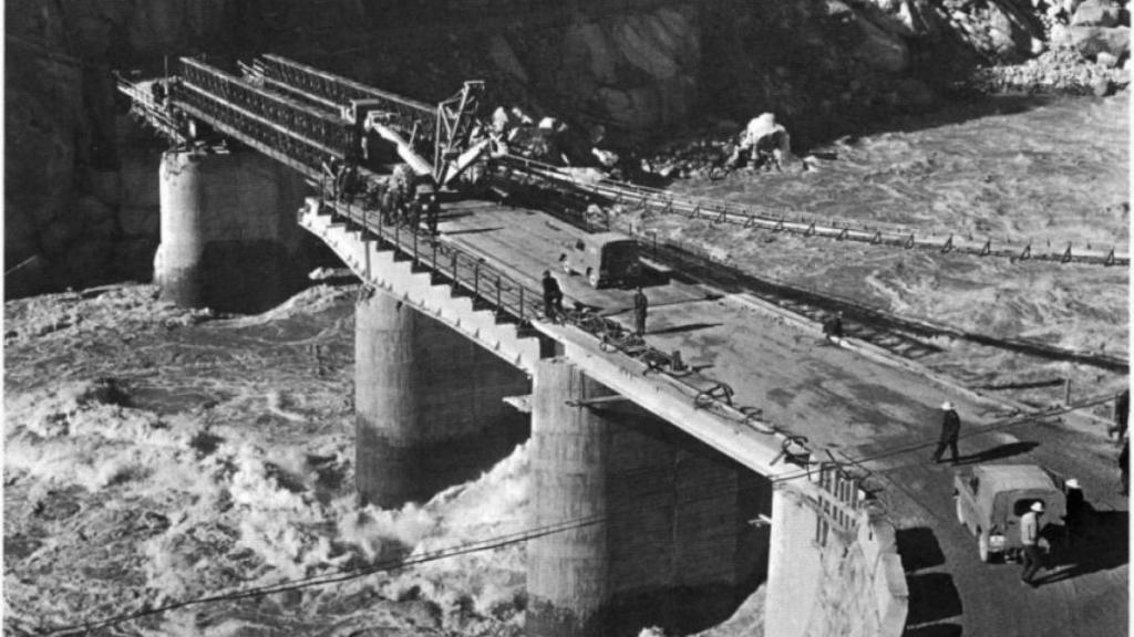 Avenida del Duero durante la construcción de la presa de Aldeadávila