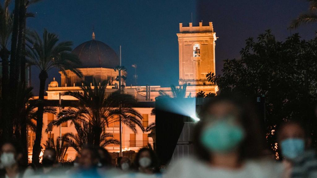 Proyección del FICIE en el Hort del Xocolater, a espaldas de la Basílica de Santa María de Elche.