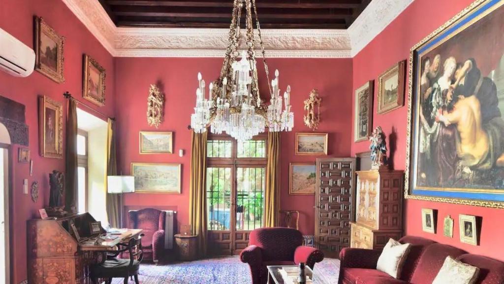 Un gran y majestuoso salón del palacio toledano de Munárriz.