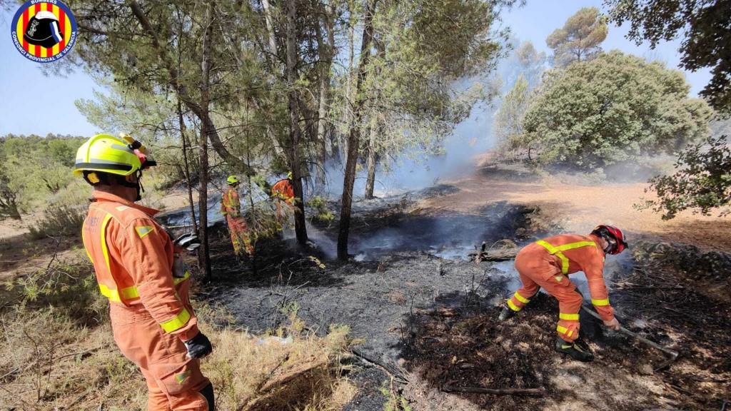 Los bomberos trabajan en el incendio de Venta del Moro (Valencia).