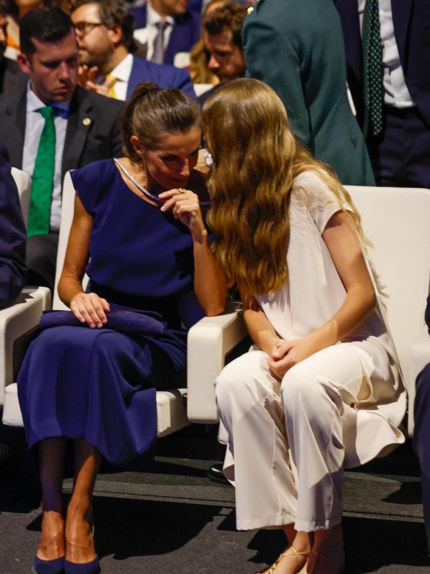 La Reina y  Sofía compartiendo confidencias.