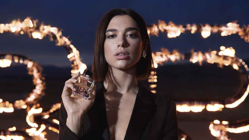Dua Lipa, embajadora de Yves Saint Laurent Beauté.