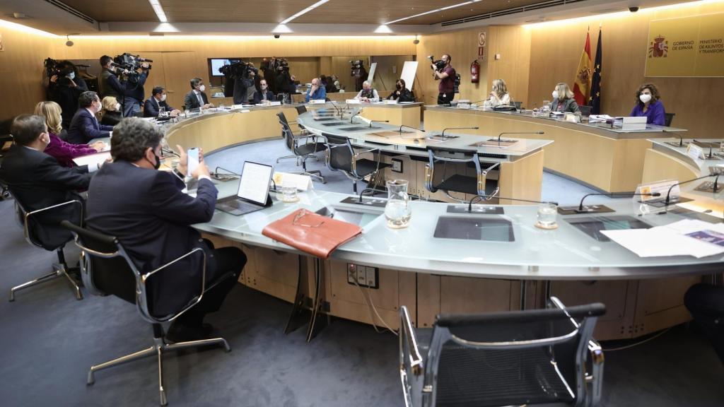 Los agentes sociales en una reunión en el Ministerio de Economía.