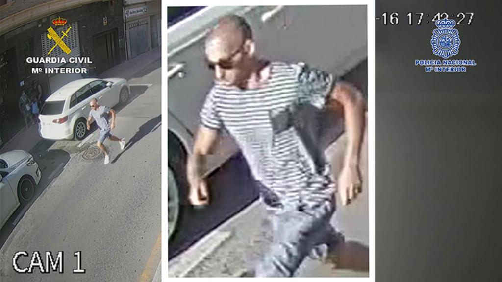 La persona buscada, en una imagen captada por las cámaras de seguridad en el lugar de los hechos.