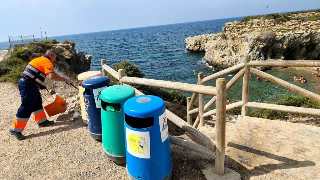 Un operario de la UTE de Alicante en Tabarca.