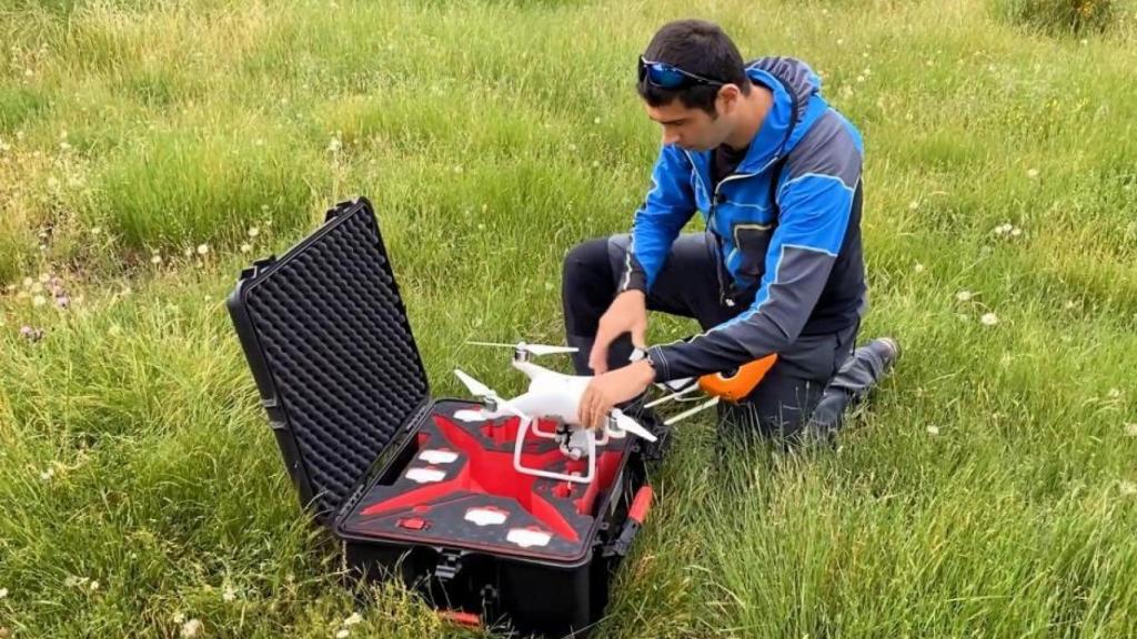 Un joven con un dron