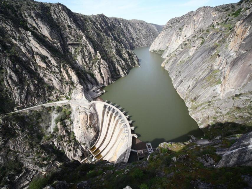 Presa de Aldeadávila, construida en los cañones del Duero