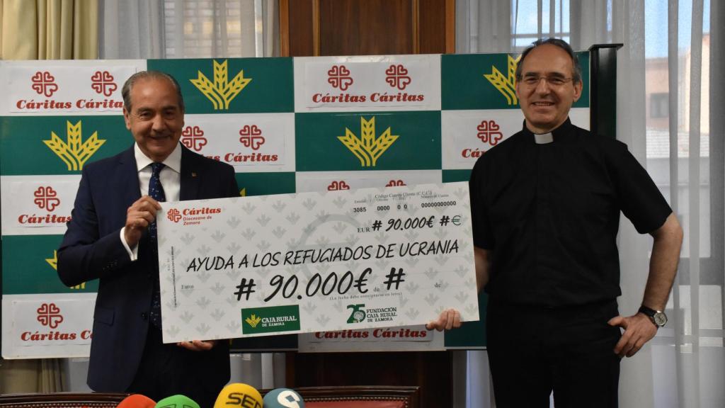 Entrega del cheque del director general de Caja Rural de Zamora, Cipriano García al presidente de Cáritas Regional de Castilla y León, Antonio J. Martín de Lera