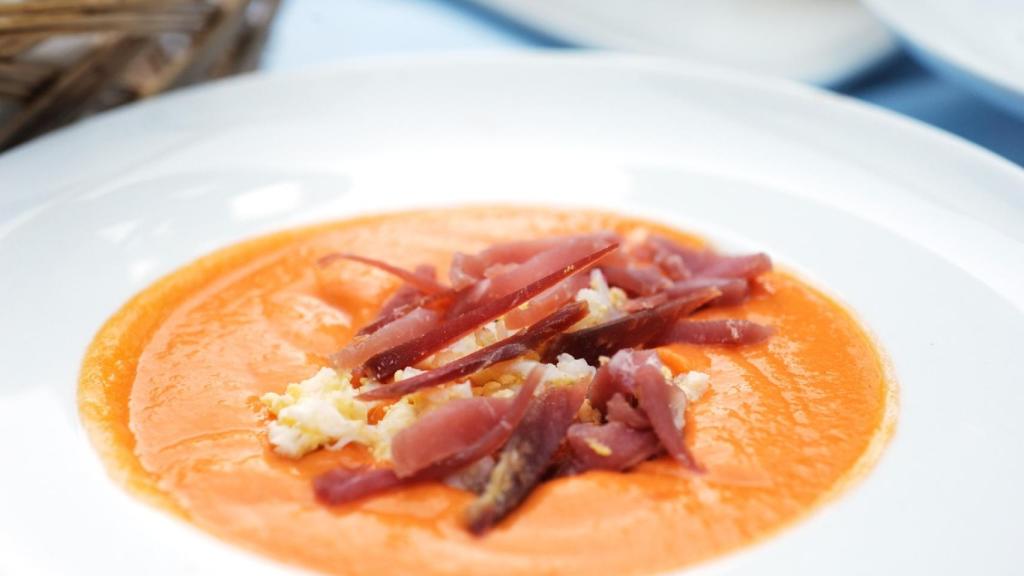 Plato de salmorejo con sus trozos de huevo y jamón.