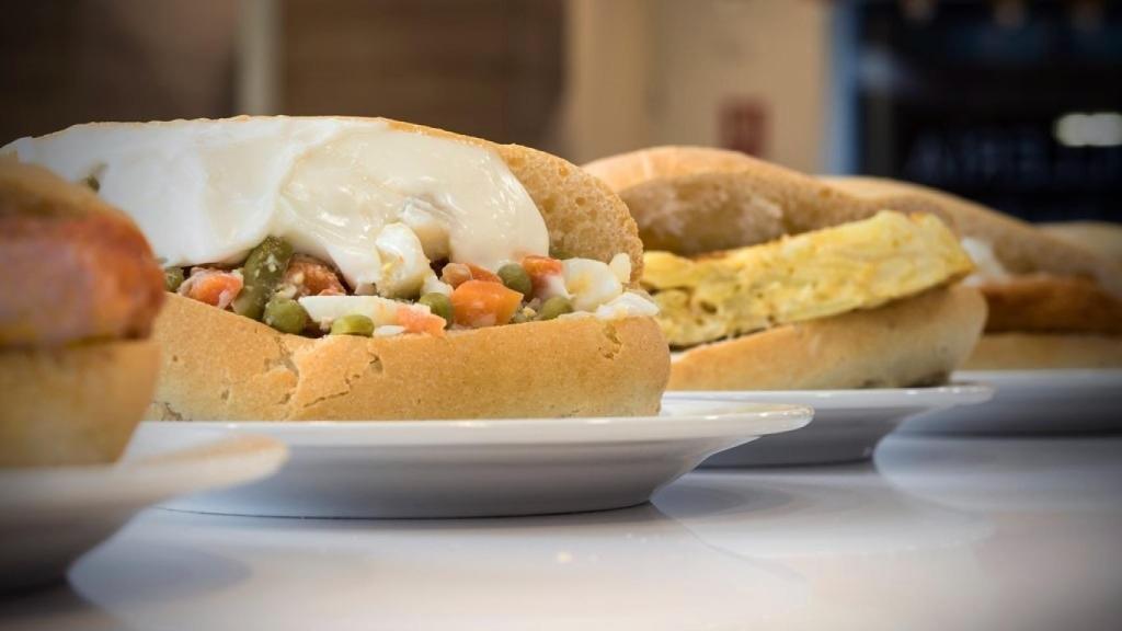 Bocadillos de tortilla y de ensaladilla.
