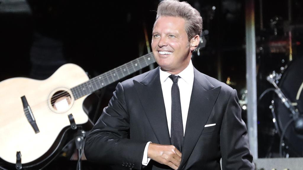 El cantante Luis Miguel sobre el escenario en 2016.