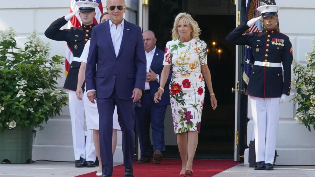 Jill Biden con vestido de Oscar de la Renta y salones rojos.